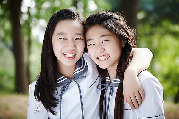 포토 JPG 주간 여학생 여자 교복 양갈래머리 여고생 고등학생 어깨동무 서울 한국 미소 사람 동양인 상반신 야외 두명 앞모습 아웃포커스 10대 친구 우정 한국인 남산 여자만 십대만 십대여자만 국내포토 자연요소 학생 헤어스타일 옷 아시아 뷰포인트 포즈 관계 청소년 촬영기법 표정 인종 랜드마크 파일형식