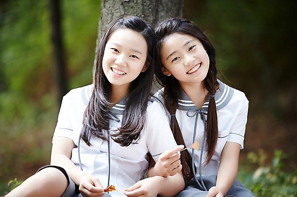 포토 JPG 주간 여학생 여자 교복 양갈래머리 여고생 고등학생 휴식 서울 한국 미소 사람 앉기 동양인 상반신 야외 두명 앞모습 10대 친구 기댐 우정 한국인 나무기둥 남산 여자만 십대만 십대여자만 국내포토 자연요소 학생 헤어스타일 옷 아시아 뷰포인트 컨셉 관계 모션 청소년 표정 인종 랜드마크 파일형식