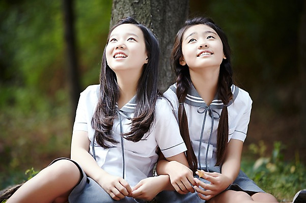 포토 JPG 주간 여학생 여자 교복 양갈래머리 여고생 고등학생 휴식 서울 한국 사람 앉기 동양인 상반신 야외 두명 앞모습 10대 친구 기댐 우정 한국인 올려보기 나무기둥 남산 여자만 십대만 십대여자만 국내포토 자연요소 학생 헤어스타일 옷 아시아 뷰포인트 컨셉 관계 모션 청소년 인종 랜드마크 파일형식