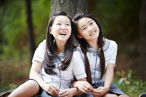 포토 JPG 주간 여학생 여자 교복 양갈래머리 여고생 고등학생 휴식 서울 한국 미소 웃음 사람 앉기 동양인 상반신 야외 두명 앞모습 10대 친구 기댐 우정 한국인 나무기둥 남산 여자만 십대만 십대여자만 국내포토 자연요소 학생 헤어스타일 옷 아시아 뷰포인트 컨셉 관계 모션 청소년 표정 인종 랜드마크 파일형식