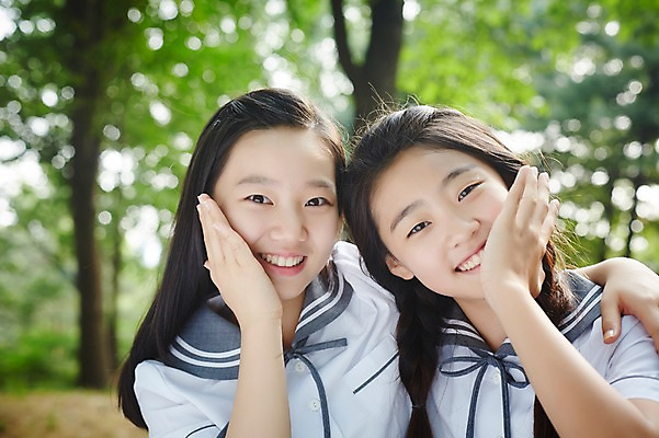 포토 JPG 주간 여학생 여자 교복 장난 양갈래머리 여고생 고등학생 어깨동무 서울 한국 미소 사람 동양인 상반신 야외 두명 앞모습 아웃포커스 10대 친구 우정 한국인 즐거움 남산 여자만 십대만 십대여자만 국내포토 자연요소 학생 헤어스타일 옷 감정 아시아 뷰포인트 포즈 관계 청소년 촬영기법 표정 인종 랜드마크 파일형식