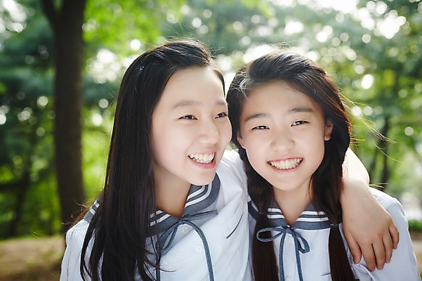 포토 JPG 주간 여학생 여자 교복 장난 양갈래머리 여고생 고등학생 어깨동무 서울 한국 미소 사람 동양인 상반신 야외 두명 앞모습 아웃포커스 10대 친구 우정 한국인 즐거움 남산 여자만 십대만 십대여자만 국내포토 자연요소 학생 헤어스타일 옷 감정 아시아 뷰포인트 포즈 관계 청소년 촬영기법 표정 인종 랜드마크 파일형식