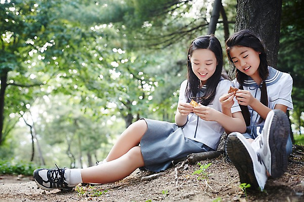 포토 JPG 주간 전신 여학생 여자 교복 자연 양갈래머리 여고생 고등학생 휴식 서울 한국 미소 사람 앉기 동양인 야외 두명 10대 친구 기댐 우정 한국인 숲 나무기둥 남산 여자만 십대만 십대여자만 국내포토 자연요소 학생 헤어스타일 옷 아시아 컨셉 관계 모션 청소년 표정 인종 생태계 랜드마크 파일형식