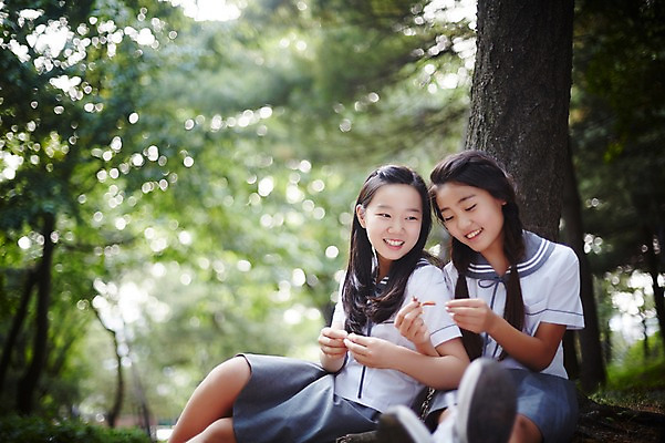 포토 JPG 주간 여학생 여자 교복 자연 양갈래머리 여고생 고등학생 휴식 서울 한국 미소 사람 앉기 동양인 상반신 야외 두명 10대 친구 기댐 우정 한국인 숲 나무기둥 남산 여자만 십대만 십대여자만 국내포토 자연요소 학생 헤어스타일 옷 아시아 컨셉 관계 모션 청소년 표정 인종 생태계 랜드마크 파일형식