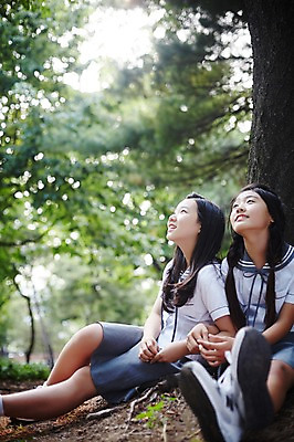 포토 JPG 주간 전신 여학생 여자 교복 자연 양갈래머리 여고생 고등학생 휴식 서울 한국 미소 사람 앉기 동양인 상반신 야외 두명 10대 친구 기댐 우정 한국인 숲 나무기둥 남산 여자만 십대만 십대여자만 국내포토 자연요소 학생 헤어스타일 옷 아시아 컨셉 관계 모션 청소년 표정 인종 생태계 랜드마크 파일형식