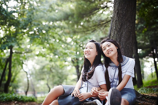 포토 JPG 주간 여학생 여자 교복 자연 양갈래머리 여고생 고등학생 휴식 서울 한국 미소 사람 앉기 동양인 상반신 야외 두명 10대 친구 기댐 우정 한국인 숲 나무기둥 남산 여자만 십대만 십대여자만 국내포토 자연요소 학생 헤어스타일 옷 아시아 컨셉 관계 모션 청소년 표정 인종 생태계 랜드마크 파일형식