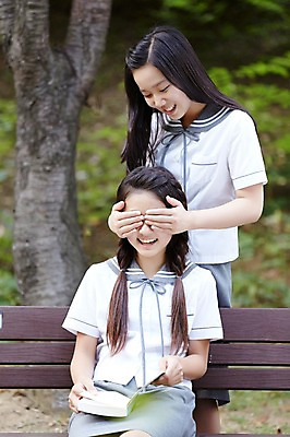 포토 JPG 주간 여학생 여자 교복 벤치 장난 양갈래머리 여고생 고등학생 서울 한국 서기 미소 들기 사람 앉기 동양인 상반신 야외 두명 앞모습 아웃포커스 10대 책 친구 우정 한국인 눈가림 남산 여자만 십대만 십대여자만 국내포토 자연요소 학생 헤어스타일 옷 아시아 뷰포인트 의자 관계 모션 청소년 촬영기법 표정 인종 가림 랜드마크 파일형식
