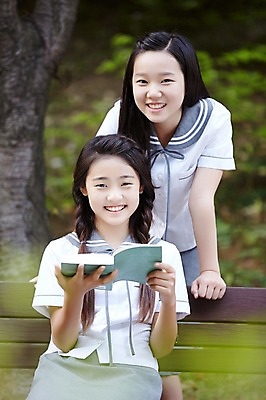 포토 JPG 주간 여학생 여자 교복 벤치 양갈래머리 여고생 고등학생 서울 한국 서기 미소 들기 사람 앉기 동양인 상반신 야외 두명 앞모습 아웃포커스 10대 책 친구 독서 우정 한국인 남산 여자만 십대만 십대여자만 국내포토 자연요소 학생 헤어스타일 옷 아시아 뷰포인트 의자 관계 모션 청소년 촬영기법 표정 인종 랜드마크 파일형식