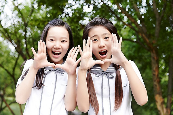 포토 JPG 주간 여학생 여자 교복 양갈래머리 여고생 고등학생 서울 한국 사람 동양인 손짓 상반신 야외 두명 앞모습 아웃포커스 10대 친구 외침 우정 한국인 남산 여자만 십대만 십대여자만 국내포토 자연요소 학생 헤어스타일 옷 아시아 뷰포인트 관계 모션 청소년 촬영기법 인종 소리 랜드마크 파일형식