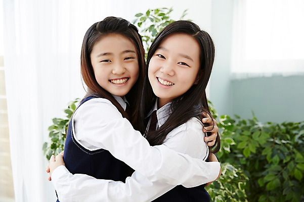 포토 JPG 스튜디오촬영 여학생 여자 교복 포옹 여고생 고등학생 실내 서기 미소 사람 동양인 상반신 두명 옆모습 10대 친구 우정 한국인 여자만 십대만 십대여자만 국내포토 학생 옷 뷰포인트 관계 안기 모션 청소년 표정 인종 내부 파일형식