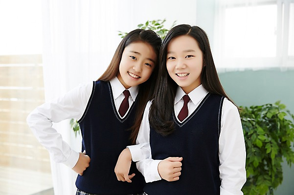 포토 JPG 스튜디오촬영 여학생 여자 교복 허리손 여고생 고등학생 실내 서기 미소 사람 동양인 상반신 두명 앞모습 10대 친구 팔짱 우정 한국인 여자만 십대만 십대여자만 국내포토 학생 옷 뷰포인트 포즈 관계 모션 청소년 표정 인종 내부 파일형식