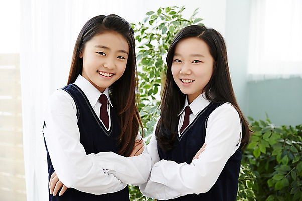 포토 JPG 스튜디오촬영 여학생 여자 교복 여고생 고등학생 실내 서기 미소 사람 동양인 상반신 두명 앞모습 10대 친구 팔짱 경쟁 우정 한국인 여자만 십대만 십대여자만 국내포토 학생 옷 뷰포인트 컨셉 관계 모션 청소년 표정 인종 내부 파일형식