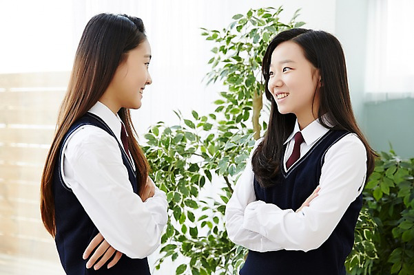 포토 JPG 스튜디오촬영 여학생 여자 교복 여고생 고등학생 실내 서기 미소 사람 동양인 상반신 두명 옆모습 10대 친구 마주보기 팔짱 경쟁 우정 한국인 여자만 십대만 십대여자만 국내포토 학생 옷 뷰포인트 컨셉 관계 모션 청소년 표정 인종 내부 파일형식