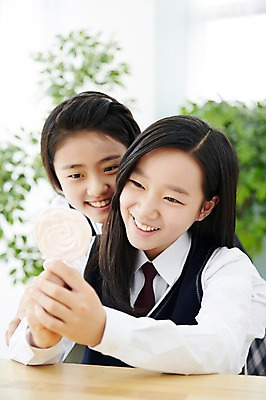 포토 JPG 스튜디오촬영 여학생 여자 교복 여고생 고등학생 실내 미소 사람 앉기 동양인 상반신 두명 10대 친구 한국인 책상 손거울 여자만 십대만 십대여자만 국내포토 학생 옷 가구 관계 모션 청소년 표정 인종 내부 거울 파일형식