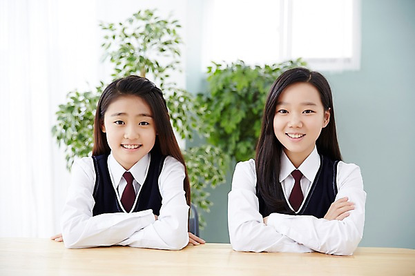 포토 JPG 스튜디오촬영 여학생 여자 교복 여고생 고등학생 실내 사람 동양인 상반신 두명 앞모습 10대 친구 팔짱 우정 한국인 책상 여자만 십대만 십대여자만 국내포토 학생 옷 뷰포인트 가구 관계 모션 청소년 인종 내부 파일형식