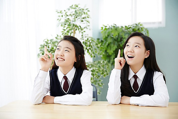 포토 JPG 스튜디오촬영 여학생 여자 교복 생각 여고생 고등학생 실내 사람 동양인 상반신 두명 앞모습 10대 친구 우정 한국인 올려보기 가리킴 책상 여자만 십대만 십대여자만 국내포토 학생 옷 뷰포인트 가구 관계 모션 청소년 인종 손짓 내부 파일형식