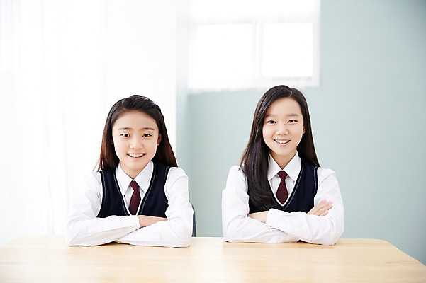 포토 JPG 스튜디오촬영 여학생 여자 교복 여고생 고등학생 실내 사람 동양인 상반신 두명 앞모습 10대 친구 팔짱 우정 한국인 책상 여자만 십대만 십대여자만 국내포토 학생 옷 뷰포인트 가구 관계 모션 청소년 인종 내부 파일형식