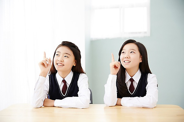 포토 JPG 스튜디오촬영 여학생 여자 교복 생각 여고생 고등학생 실내 사람 동양인 상반신 두명 앞모습 10대 친구 우정 한국인 올려보기 가리킴 책상 여자만 십대만 십대여자만 국내포토 학생 옷 뷰포인트 가구 관계 모션 청소년 인종 손짓 내부 파일형식