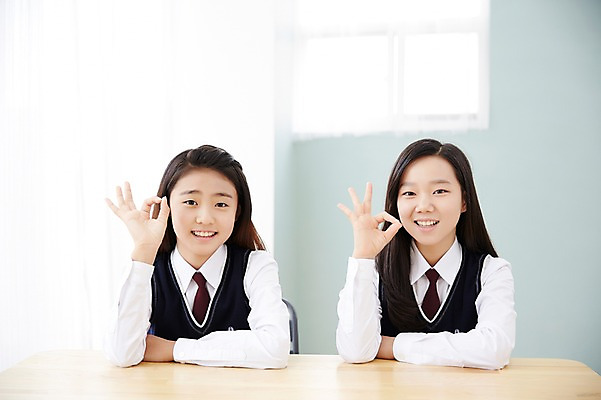 포토 JPG 스튜디오촬영 여학생 여자 교복 여고생 고등학생 실내 사람 동양인 상반신 두명 앞모습 10대 친구 우정 한국인 OK 책상 여자만 십대만 십대여자만 국내포토 학생 옷 뷰포인트 가구 관계 청소년 인종 손짓 내부 파일형식