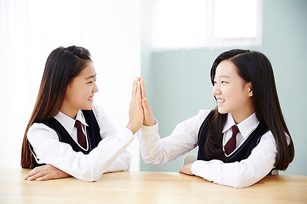 포토 JPG 스튜디오촬영 여학생 여자 교복 여고생 고등학생 실내 미소 사람 앉기 동양인 상반신 두명 10대 친구 마주보기 우정 한국인 손뼉 여자만 십대만 십대여자만 국내포토 학생 옷 관계 모션 청소년 표정 인종 내부 파일형식
