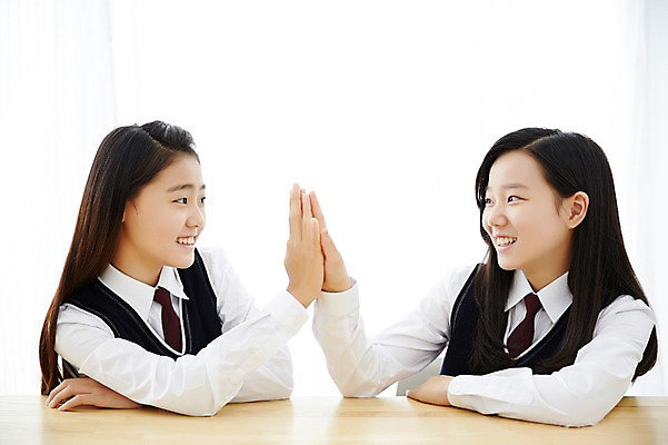 포토 JPG 스튜디오촬영 여학생 여자 교복 여고생 고등학생 실내 미소 사람 앉기 동양인 상반신 두명 10대 친구 마주보기 우정 한국인 손뼉 여자만 십대만 십대여자만 국내포토 학생 옷 관계 모션 청소년 표정 인종 내부 파일형식