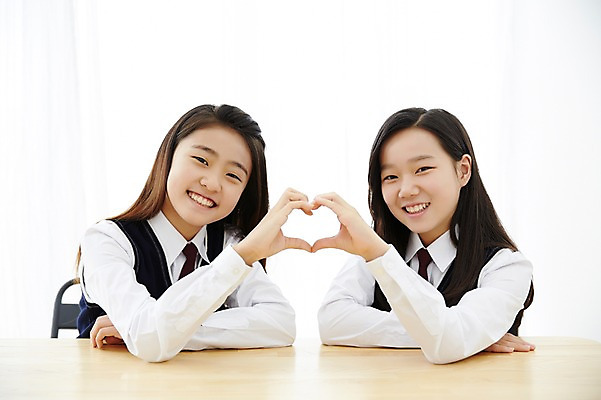 포토 JPG 스튜디오촬영 여학생 여자 교복 여고생 고등학생 실내 미소 사람 앉기 동양인 상반신 두명 앞모습 10대 친구 우정 한국인 책상 손하트 여자만 십대만 십대여자만 국내포토 학생 옷 뷰포인트 가구 관계 모션 청소년 표정 인종 손짓 내부 파일형식