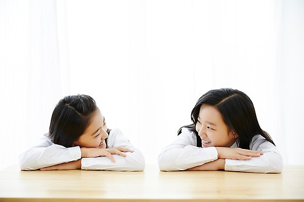 포토 JPG 스튜디오촬영 여학생 여자 교복 엎드리기 여고생 고등학생 실내 미소 사람 동양인 상반신 두명 앞모습 10대 친구 우정 한국인 책상 여자만 십대만 십대여자만 국내포토 학생 옷 뷰포인트 가구 관계 모션 청소년 표정 인종 내부 파일형식