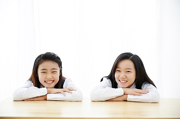 포토 JPG 스튜디오촬영 여학생 여자 교복 엎드리기 여고생 고등학생 실내 미소 사람 동양인 상반신 두명 앞모습 10대 친구 우정 한국인 책상 여자만 십대만 십대여자만 국내포토 학생 옷 뷰포인트 가구 관계 모션 청소년 표정 인종 내부 파일형식