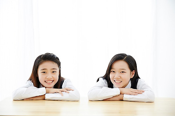 포토 JPG 스튜디오촬영 여학생 여자 교복 엎드리기 여고생 고등학생 실내 미소 사람 동양인 상반신 두명 앞모습 10대 친구 우정 한국인 책상 여자만 십대만 십대여자만 국내포토 학생 옷 뷰포인트 가구 관계 모션 청소년 표정 인종 내부 파일형식