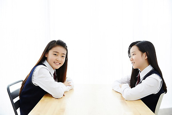 포토 JPG 스튜디오촬영 여학생 여자 교복 여고생 고등학생 실내 미소 사람 앉기 동양인 상반신 두명 옆모습 10대 친구 우정 한국인 책상 마주앉기 여자만 십대만 십대여자만 국내포토 학생 옷 뷰포인트 가구 관계 모션 청소년 표정 인종 내부 파일형식