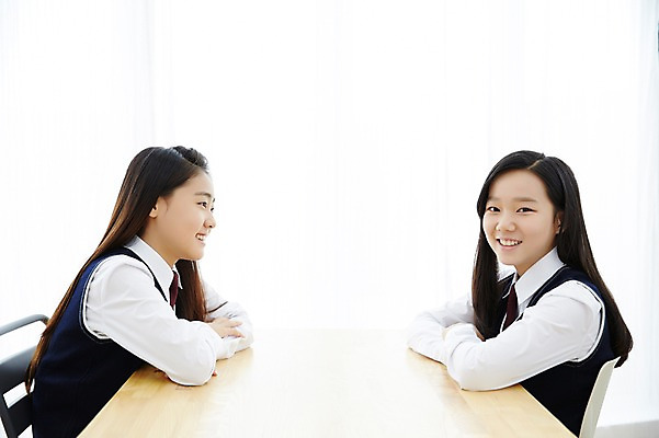 포토 JPG 스튜디오촬영 여학생 여자 교복 여고생 고등학생 실내 미소 사람 앉기 동양인 상반신 두명 옆모습 10대 친구 우정 한국인 책상 마주앉기 여자만 십대만 십대여자만 국내포토 학생 옷 뷰포인트 가구 관계 모션 청소년 표정 인종 내부 파일형식
