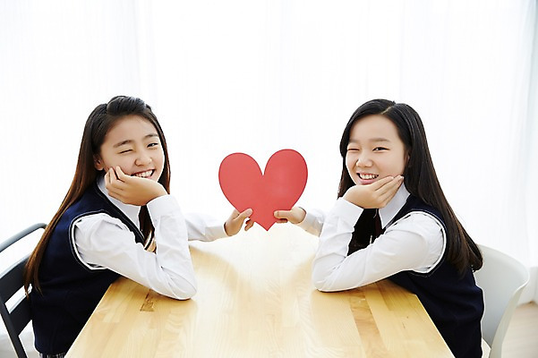 포토 JPG 스튜디오촬영 여학생 여자 교복 여고생 고등학생 실내 사랑 윙크 미소 들기 사람 앉기 동양인 상반신 두명 옆모습 10대 친구 우정 한국인 하트 책상 마주앉기 여자만 십대만 십대여자만 국내포토 모양 학생 옷 감정 뷰포인트 가구 관계 모션 청소년 표정 인종 내부 파일형식