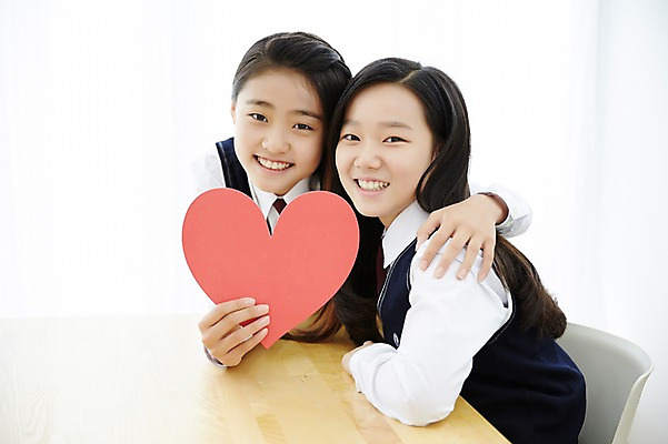 포토 JPG 스튜디오촬영 여학생 여자 교복 여고생 고등학생 어깨동무 실내 사랑 미소 들기 사람 앉기 동양인 상반신 두명 10대 친구 우정 한국인 하트 책상 여자만 십대만 십대여자만 국내포토 모양 학생 옷 감정 포즈 가구 관계 모션 청소년 표정 인종 내부 파일형식