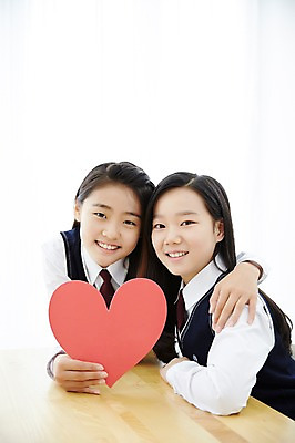포토 JPG 스튜디오촬영 여학생 여자 교복 여고생 고등학생 어깨동무 실내 사랑 미소 들기 사람 앉기 동양인 상반신 두명 10대 친구 우정 한국인 하트 책상 여자만 십대만 십대여자만 국내포토 모양 학생 옷 감정 포즈 가구 관계 모션 청소년 표정 인종 내부 파일형식