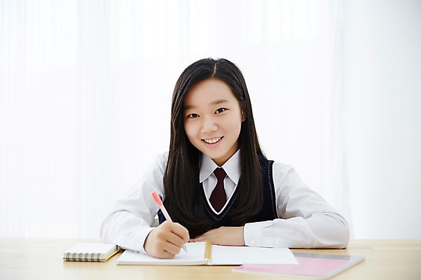 포토 JPG 스튜디오촬영 여학생 여자 교복 여고생 고등학생 실내 한명 사람 앉기 동양인 상반신 앞모습 10대 공책 한국인 기록 책상 여자만 여자한명만 십대만 십대여자만 십대여자한명만 국내포토 1 학생 옷 뷰포인트 가구 모션 청소년 문구용품 인종 내부 파일형식