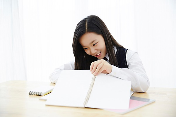 포토 JPG 스튜디오촬영 여학생 여자 교복 여고생 고등학생 실내 한명 들기 사람 앉기 동양인 상반신 10대 공책 한국인 책상 딴짓 여자만 여자한명만 십대만 십대여자만 십대여자한명만 국내포토 1 학생 옷 가구 모션 청소년 문구용품 인종 내부 파일형식