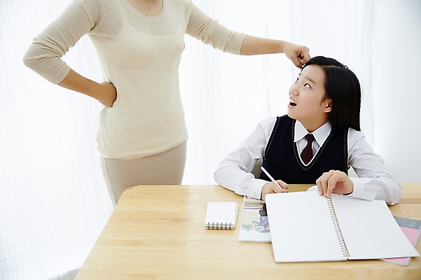 포토 JPG 스튜디오촬영 여학생 여자 딸 교복 허리손 여고생 고등학생 엄마 실내 서기 사람 앉기 동양인 상반신 두명 앞모습 10대 한국인 올려보기 꾸지람 책상 여자만 국내포토 학생 옷 뷰포인트 포즈 가구 가족 모션 청소년 인종 내부 체벌 파일형식