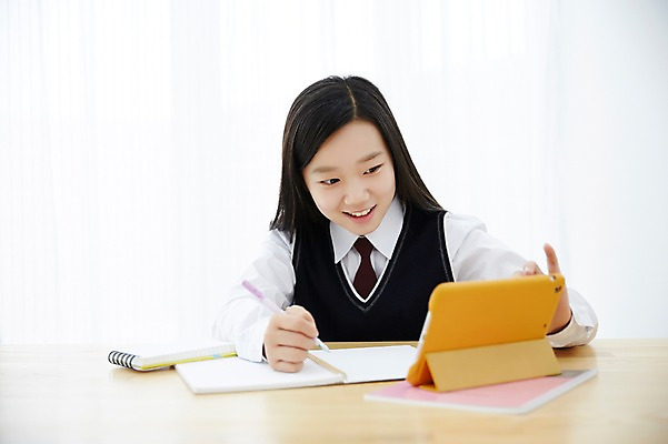 포토 JPG 스튜디오촬영 응시 여학생 여자 교복 여고생 고등학생 실내 한명 사람 앉기 동양인 상반신 앞모습 10대 태블릿 공책 한국인 책상 시청 여자만 여자한명만 십대만 십대여자만 십대여자한명만 국내포토 시청하다 1 학생 시선 옷 뷰포인트 가구 모션 청소년 문구용품 인종 내부 전자제품 스마트기기 관공서 파일형식