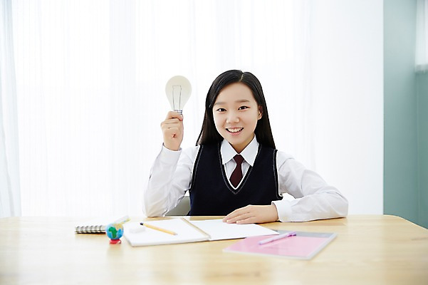 포토 JPG 스튜디오촬영 여학생 여자 교복 전구 여고생 고등학생 아이디어 실내 한명 사람 앉기 동양인 상반신 앞모습 10대 공책 한국인 책상 여자만 여자한명만 십대만 십대여자만 십대여자한명만 국내포토 1 학생 옷 뷰포인트 가구 컨셉 모션 청소년 문구용품 인종 내부 파일형식