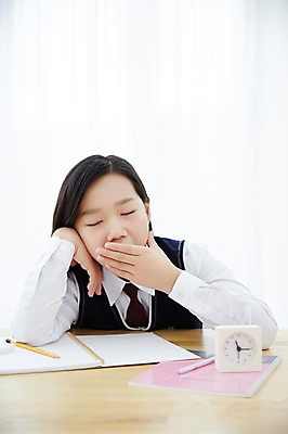 포토 JPG 스튜디오촬영 여학생 여자 교복 여고생 고등학생 실내 한명 사람 앉기 동양인 상반신 앞모습 10대 눈감음 공책 한국인 지루함 책상 하품 입가림 여자만 여자한명만 십대만 십대여자만 십대여자한명만 국내포토 1 학생 옷 감정 뷰포인트 가구 모션 청소년 문구용품 인종 내부 가림 생리현상 파일형식