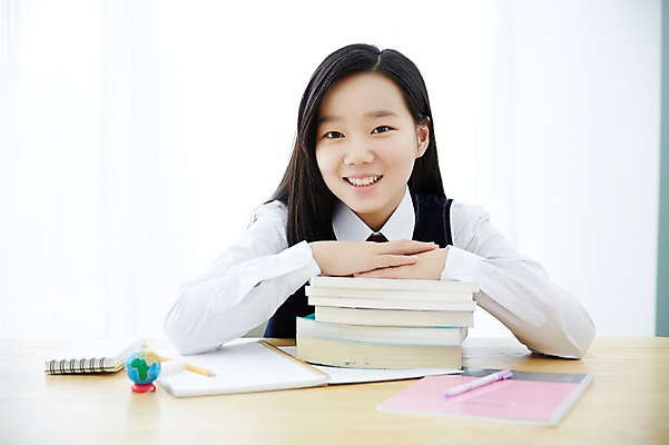포토 JPG 스튜디오촬영 여학생 여자 교복 여고생 고등학생 실내 한명 사람 앉기 동양인 상반신 앞모습 10대 책 쌓기 공책 한국인 책상 손모으기 여자만 여자한명만 십대만 십대여자만 십대여자한명만 국내포토 1 학생 옷 뷰포인트 가구 모션 청소년 문구용품 인종 손짓 내부 파일형식