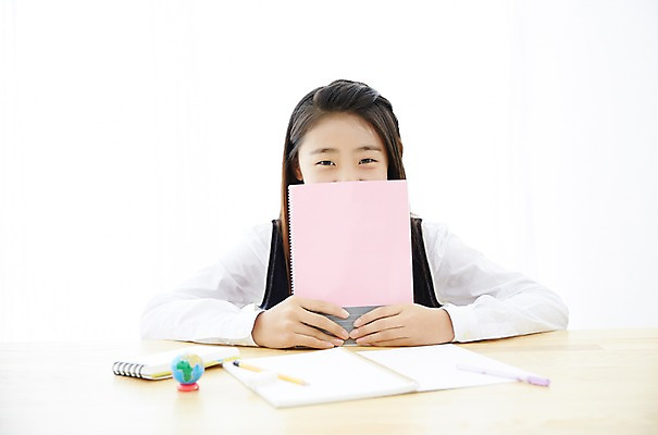 포토 JPG 스튜디오촬영 여학생 여자 교복 여고생 고등학생 실내 한명 사람 앉기 동양인 상반신 앞모습 10대 공책 한국인 책상 입가림 여자만 여자한명만 십대만 십대여자만 십대여자한명만 국내포토 1 학생 옷 뷰포인트 가구 모션 청소년 문구용품 인종 내부 가림 파일형식