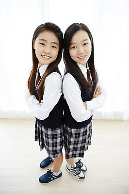 포토 JPG 스튜디오촬영 전신 여학생 여자 교복 여고생 고등학생 실내 서기 미소 사람 동양인 두명 옆모습 10대 친구 하이앵글 팔짱 우정 한국인 등맞대기 여자만 십대만 십대여자만 국내포토 학생 옷 뷰포인트 관계 모션 청소년 표정 인종 내부 파일형식