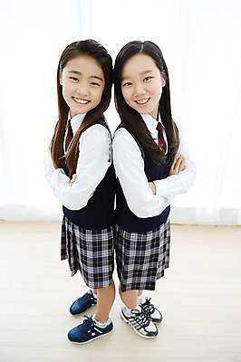 포토 JPG 스튜디오촬영 전신 여학생 여자 교복 여고생 고등학생 실내 서기 미소 사람 동양인 두명 옆모습 10대 친구 하이앵글 팔짱 우정 한국인 등맞대기 여자만 십대만 십대여자만 국내포토 학생 옷 뷰포인트 관계 모션 청소년 표정 인종 내부 파일형식