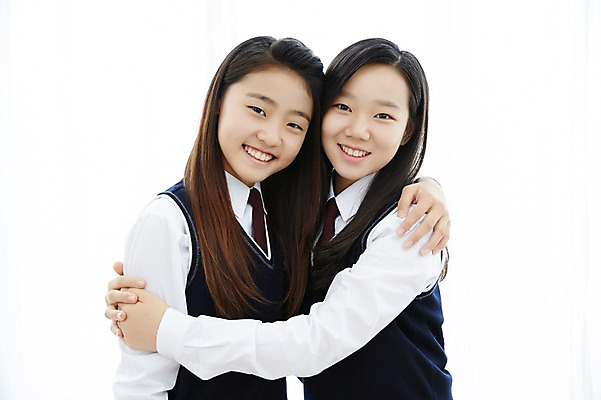 포토 JPG 스튜디오촬영 여학생 여자 교복 안기 포옹 여고생 고등학생 실내 서기 미소 사람 동양인 상반신 두명 10대 친구 우정 한국인 여자만 십대만 십대여자만 국내포토 학생 옷 관계 모션 청소년 표정 인종 내부 파일형식