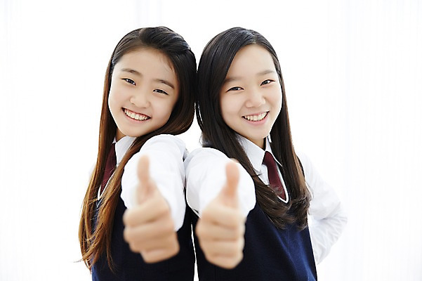 포토 JPG 스튜디오촬영 여학생 여자 교복 여고생 고등학생 실내 미소 사람 동양인 상반신 두명 옆모습 10대 친구 우정 한국인 엄지손가락 등맞대기 최고 여자만 십대만 십대여자만 국내포토 학생 옷 뷰포인트 손가락 관계 모션 청소년 표정 인종 내부 파일형식