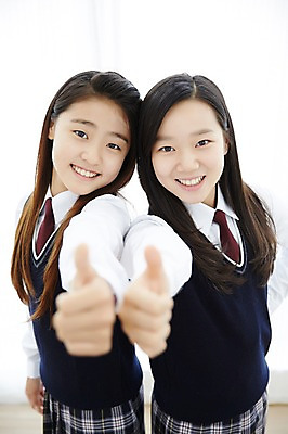 포토 JPG 스튜디오촬영 여학생 여자 교복 여고생 고등학생 실내 미소 사람 동양인 상반신 두명 옆모습 10대 친구 우정 한국인 엄지손가락 등맞대기 최고 여자만 십대만 십대여자만 국내포토 학생 옷 뷰포인트 손가락 관계 모션 청소년 표정 인종 내부 파일형식