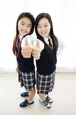 포토 JPG 스튜디오촬영 전신 여학생 여자 교복 여고생 고등학생 실내 서기 미소 사람 동양인 두명 옆모습 10대 친구 하이앵글 우정 한국인 엄지손가락 등맞대기 최고 여자만 십대만 십대여자만 국내포토 학생 옷 뷰포인트 손가락 관계 모션 청소년 표정 인종 내부 파일형식