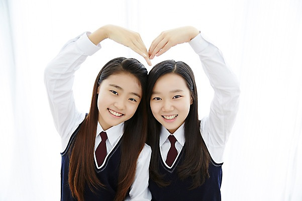 포토 JPG 스튜디오촬영 여학생 여자 교복 여고생 고등학생 실내 미소 사람 동양인 상반신 두명 앞모습 10대 친구 우정 한국인 하트 손하트 여자만 십대만 십대여자만 국내포토 모양 학생 옷 뷰포인트 관계 청소년 표정 인종 손짓 내부 파일형식