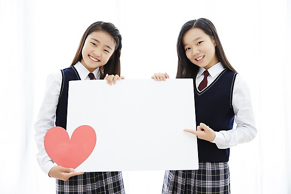 포토 JPG 스튜디오촬영 여학생 여자 교복 여고생 고등학생 사각프레임 실내 서기 사람 동양인 상반신 두명 앞모습 10대 친구 우정 한국인 하트 가리킴 여자만 십대만 십대여자만 국내포토 모양 학생 옷 뷰포인트 관계 모션 청소년 프레임 인종 손짓 내부 사각형 파일형식